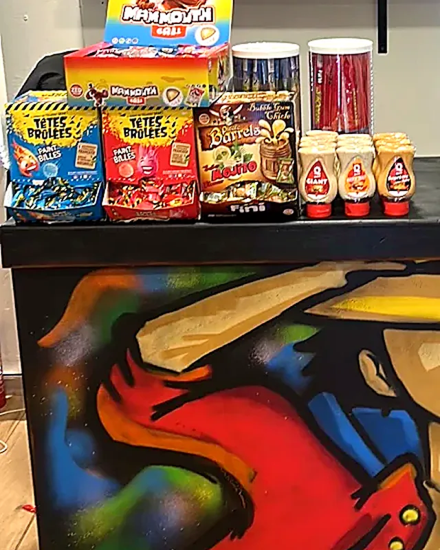 Le comptoir de Central Shop et son rayon de bonbons importés, centre-ville d'Aix-en-Provence
