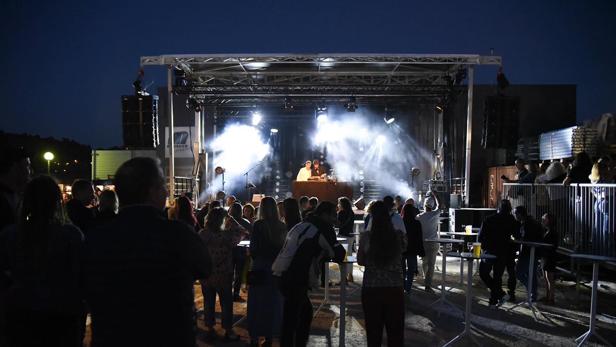 Scène mobile MEDIASCÈNE de nuit devant le public