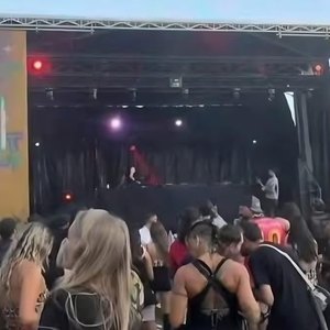 Scène mobile MEDIASCÈNE 60 m² en concert, en plein air