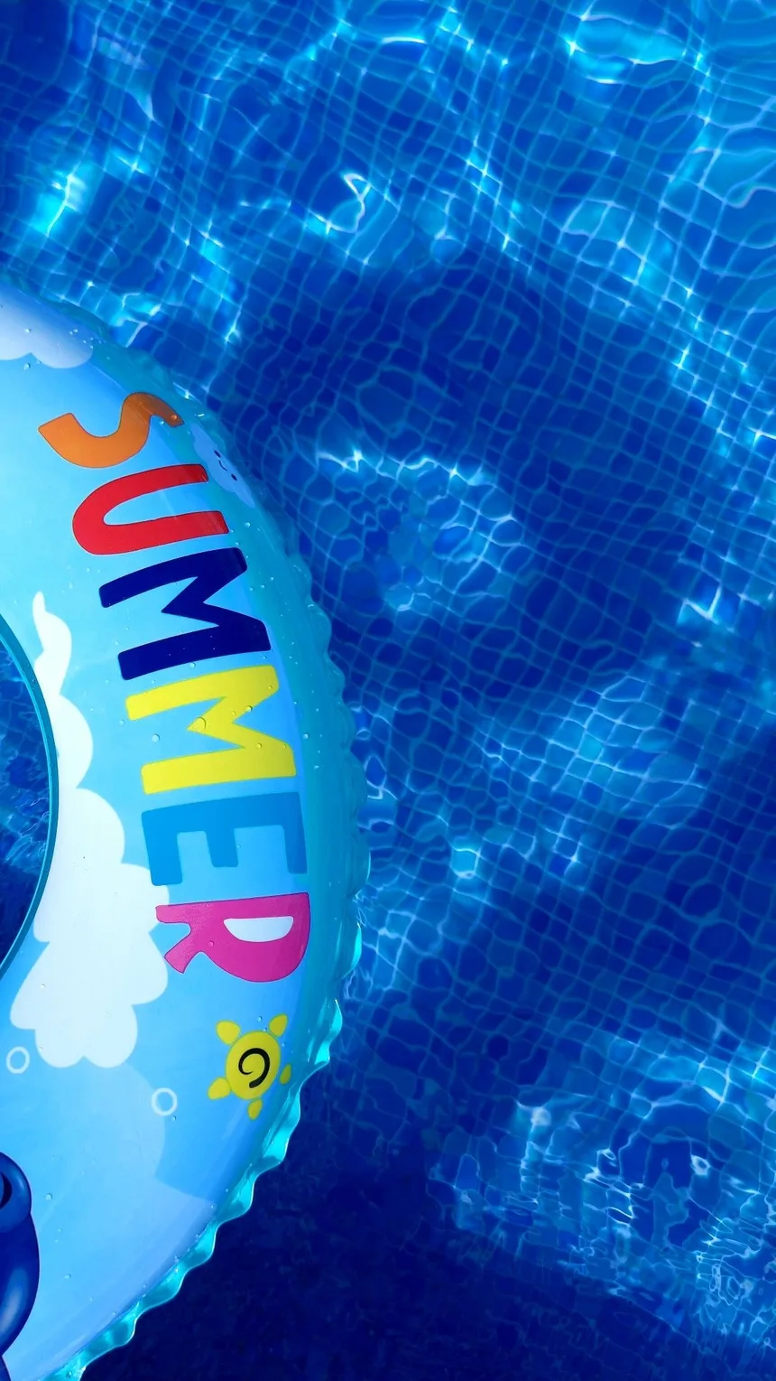 Grande bouée Summer dans une piscine bleue