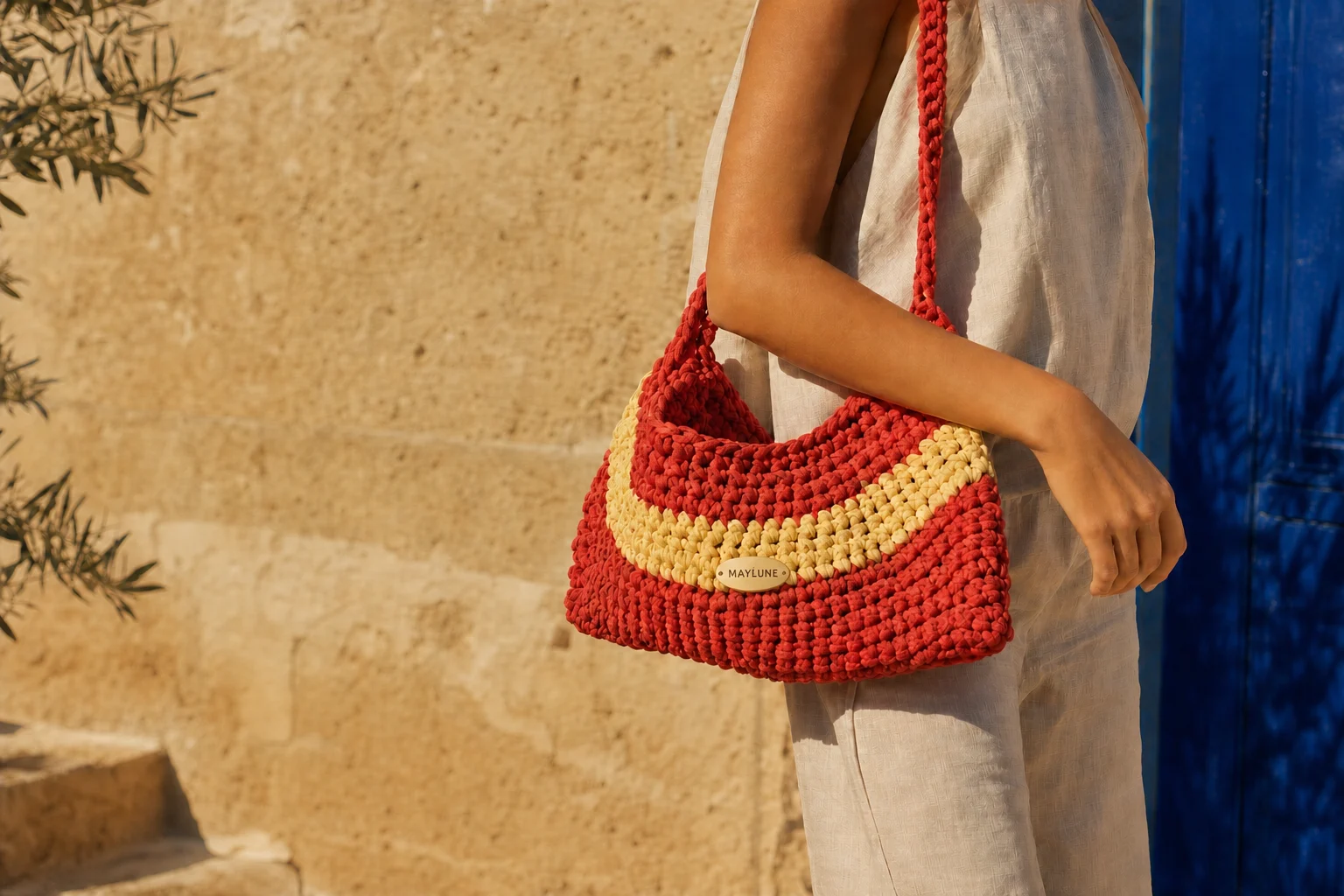 Mini sac MAYLUNE crocheté porté avec une tenue en lin
